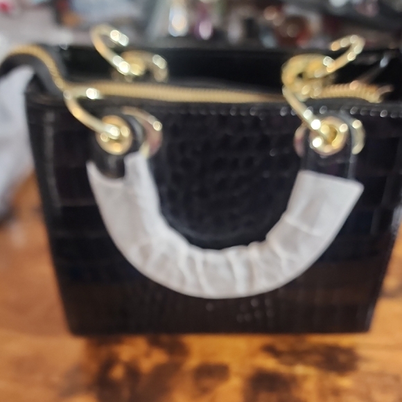 Sophisticated Black Croc-Embossed Shoulder Bag - Picture 2 of 7